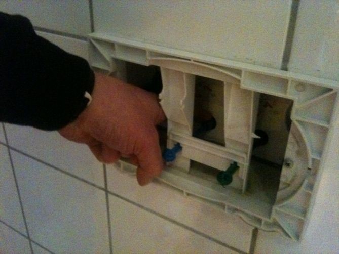 Flunkende nytt jomo vegghengt toalett der vannet renner ...