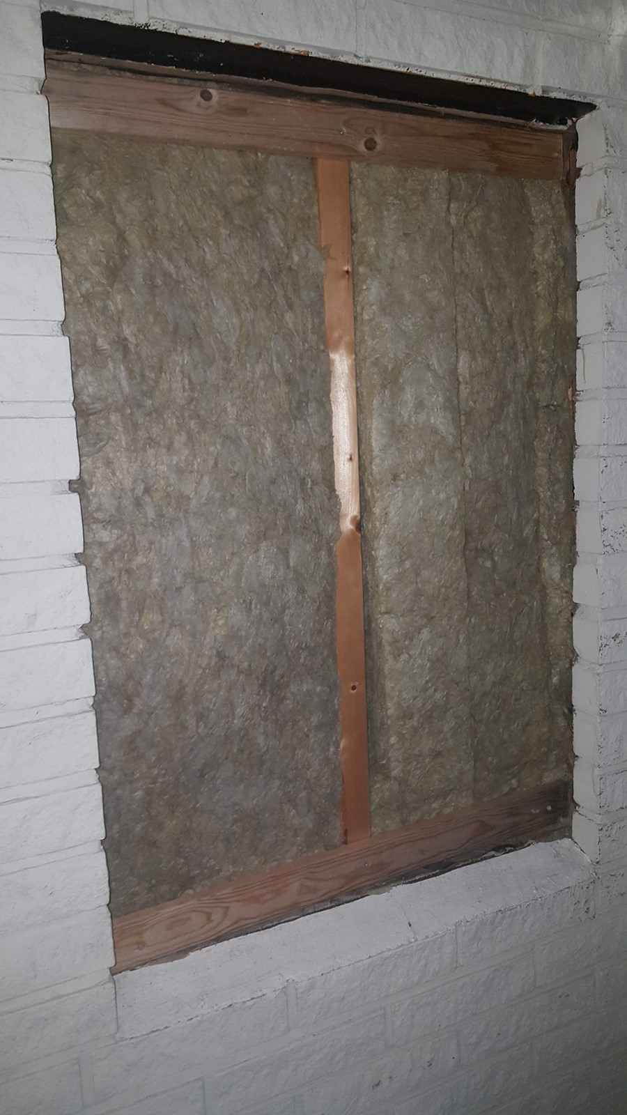Tidligere vindu fjernet, har nå stort hull i en murvegg - vindu1.jpg - Nybaktboligeier