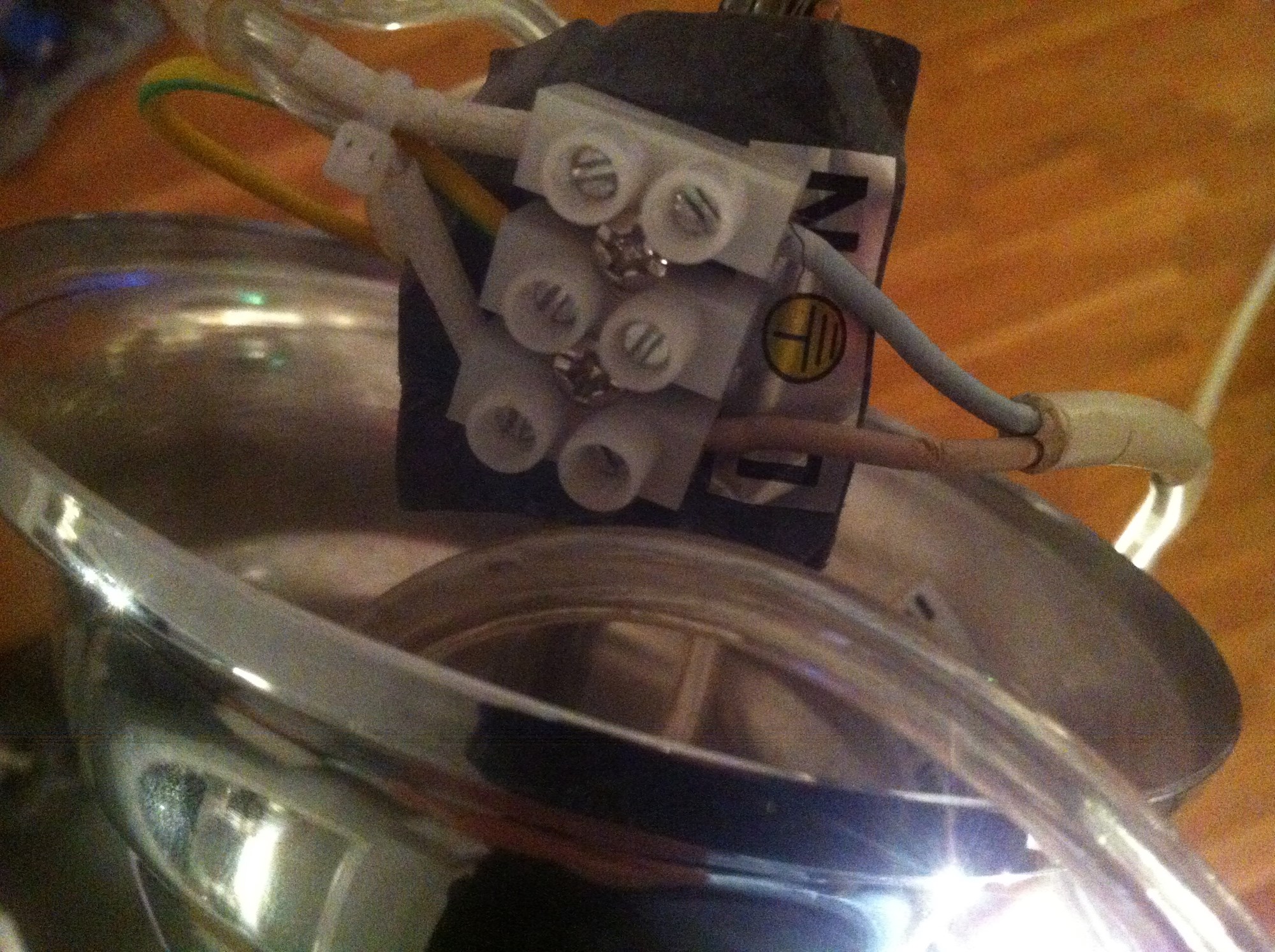 Montere taklampe selv? ByggeBolig Elektriker sa jeg kunne montere taklampe selv..hvordan