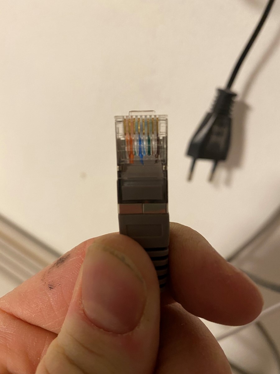 Cat 5 kabel med plugg i en ende og veggboks i andre - 646B52E3-D55E-4B63-8550-F3B9E3B93994.jpeg - Lars Mikkel