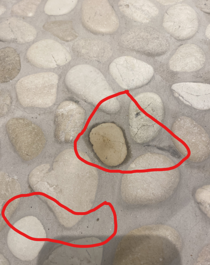 Misfarging fug rundt rullestein, samt små hull/porer i ny fug. - 1.PNG - Meerlin