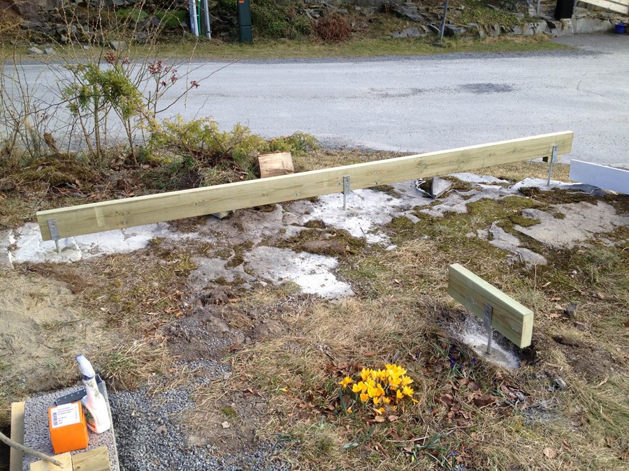 cozmo bygger lekestue - stolpesko festet i fjellet og første bjelke i skoene.jpg - cozmo