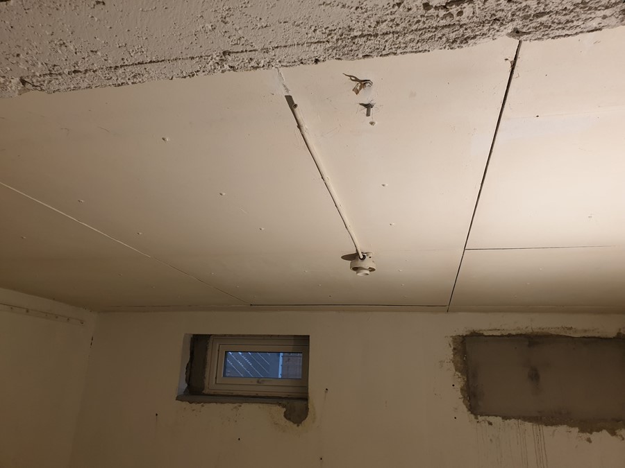 Fjerne innvendige asbestplater med dårlige skruer - 20220613_203215.jpg - bjoernolav