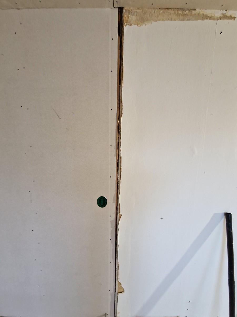 Overgang mellom gips og pusset tegl - 20230913_173934.jpg - byggorama