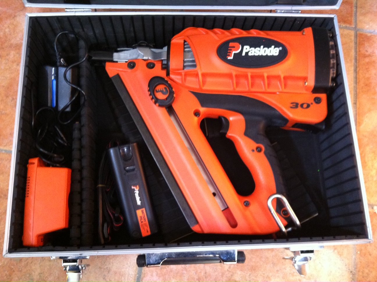 Ny Paslode CF325 med batteri og lader. ByggeBolig Ny Paslode CF325 med batteri og lader. ByggeBolig