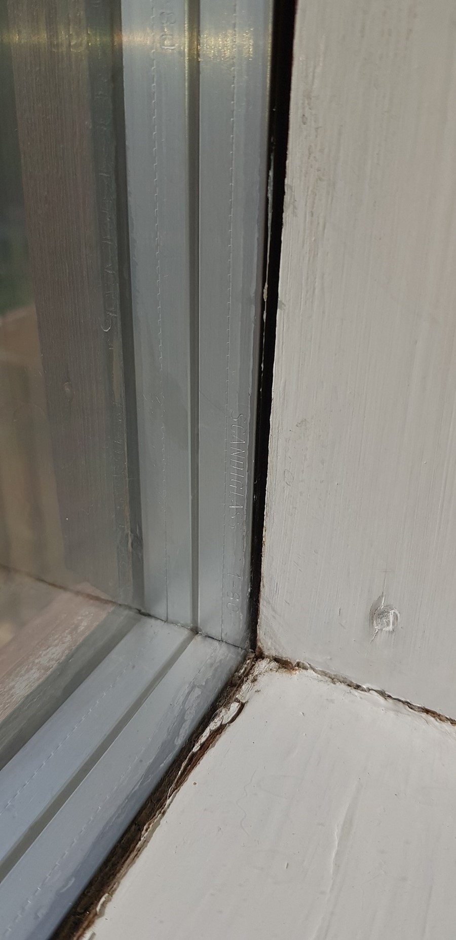Er dette vinduskitt med asbest i? - 20190731_095029.jpg - Emmylou91