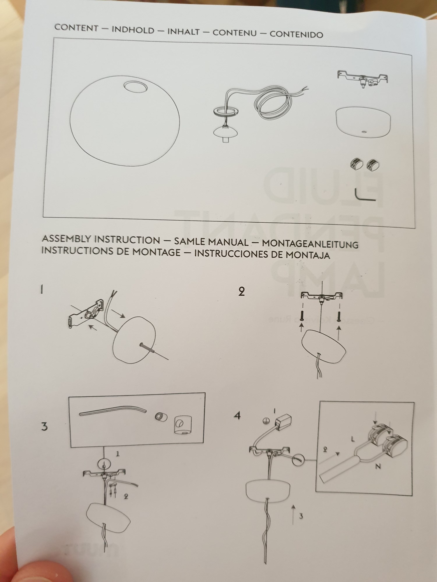 Lampe som sier den både er dobbeltisolert og at den trenger Lampe som sier den både er dobbeltisolert og at den trenger