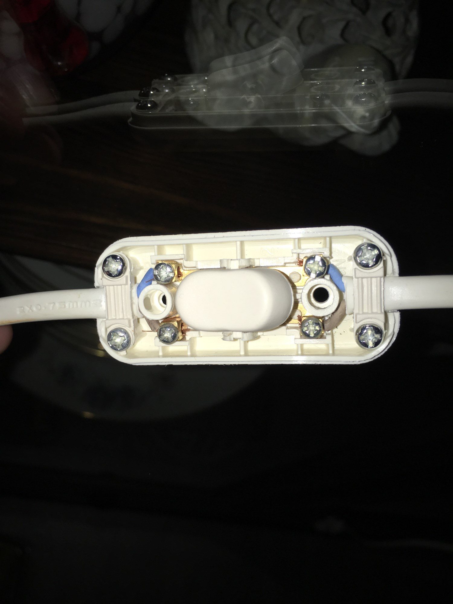 Koblet opp ny lampe, ledninger og bryter, sikringen gikk når Koblet opp ny lampe, ledninger og bryter, sikringen gikk når