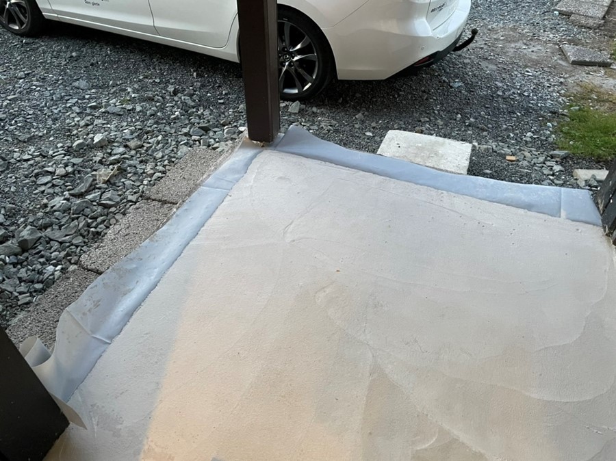 Tette kant mellom støpt betong plate og ringmur - F51DB165-EFD9-4E77-96B5-7B21A5F16D6D.jpeg - kaktusflis